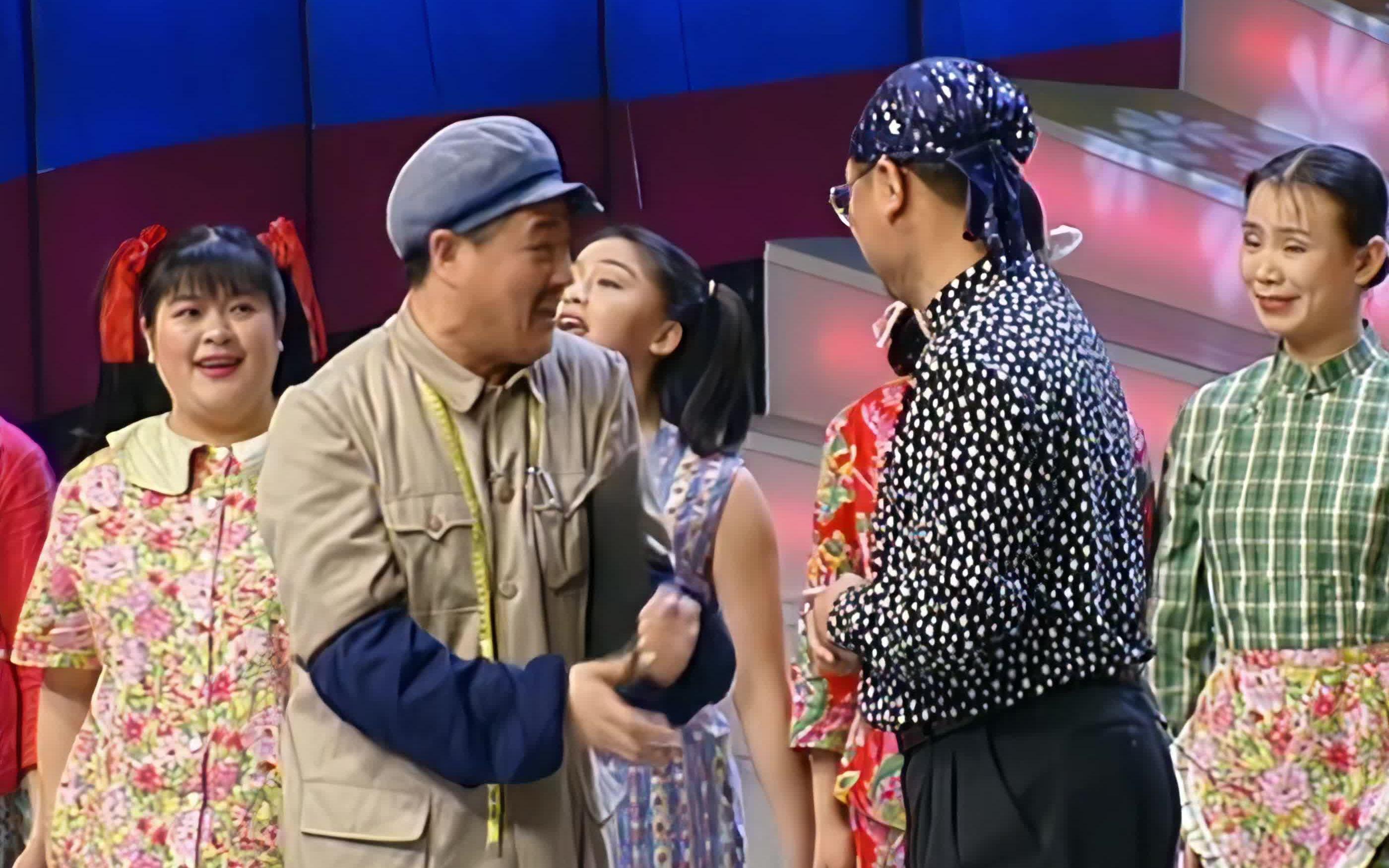 赵本山出席首届澳门国际喜剧节不少明星站起身来跟他握手问好