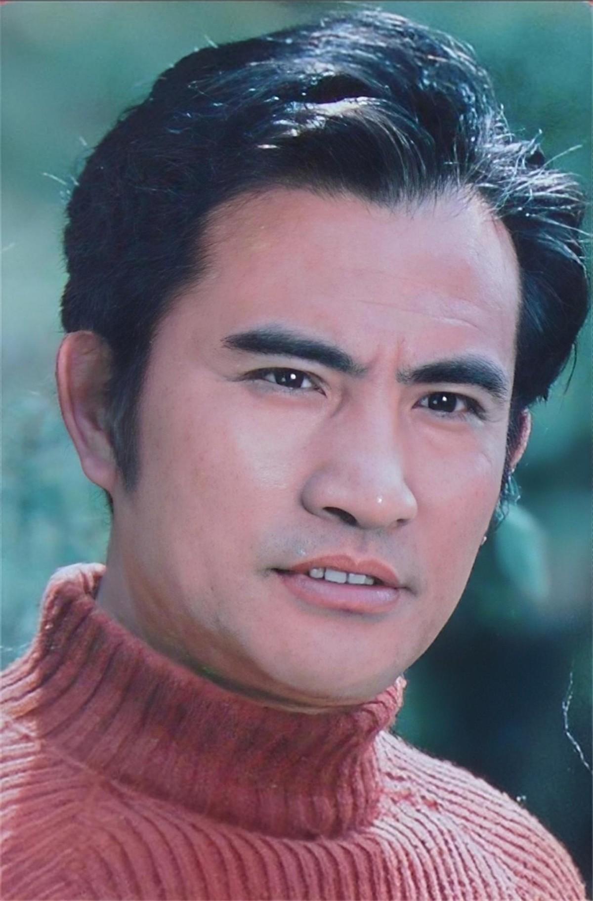 回顾荧幕硬汉杨在葆36岁入狱54岁娶小22岁娇妻前妻照片挂客厅