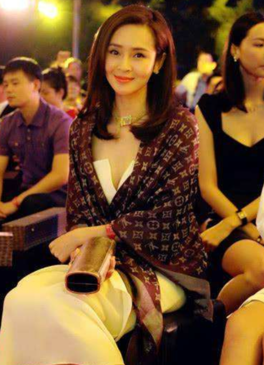 回顾演员于明加27岁闪婚相亲对象恩爱12年生2女被丈夫宠成宝