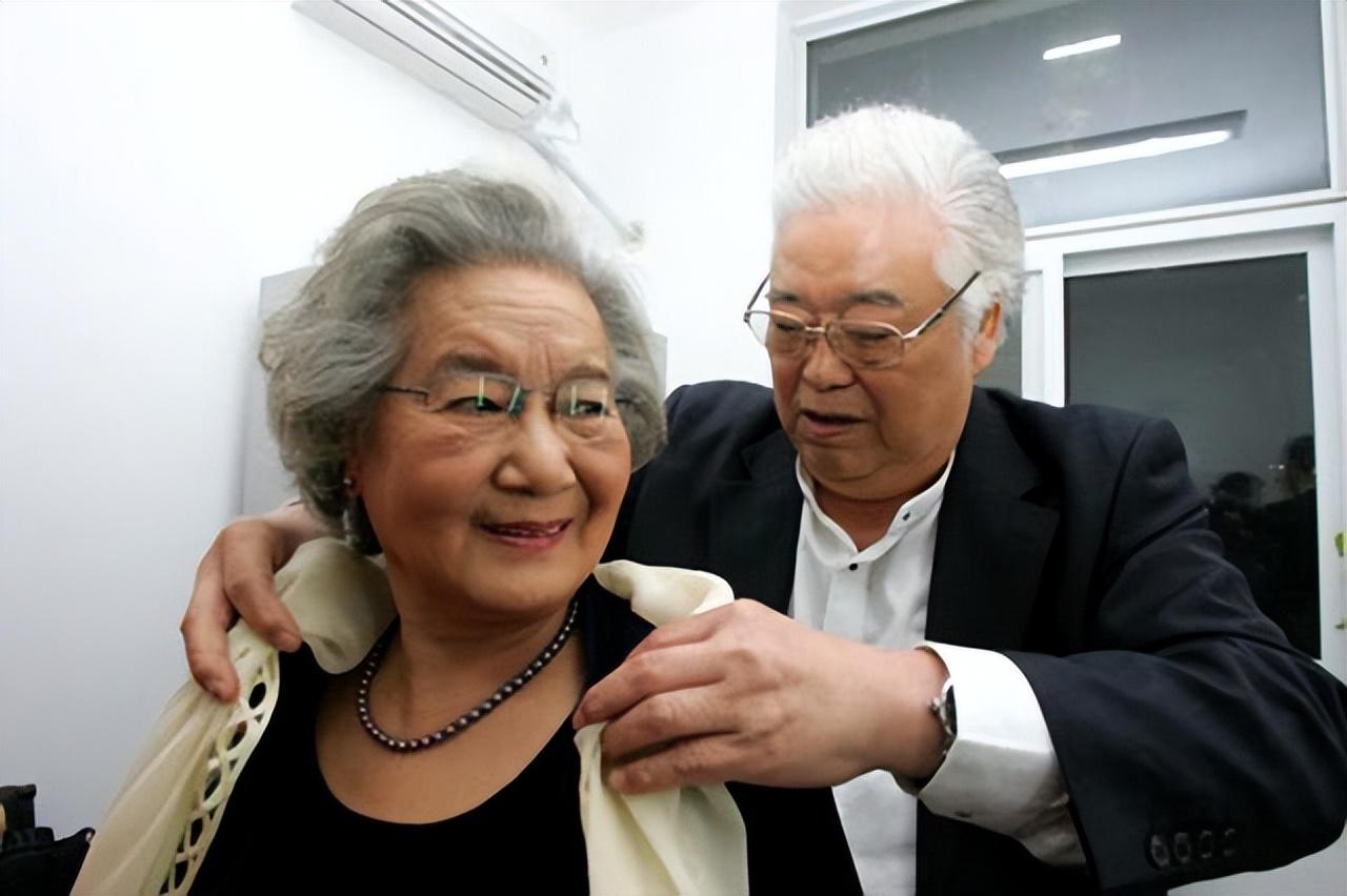 回顾艺术家于洋和初恋妻子恩爱一生儿子去世他为何感到欣慰