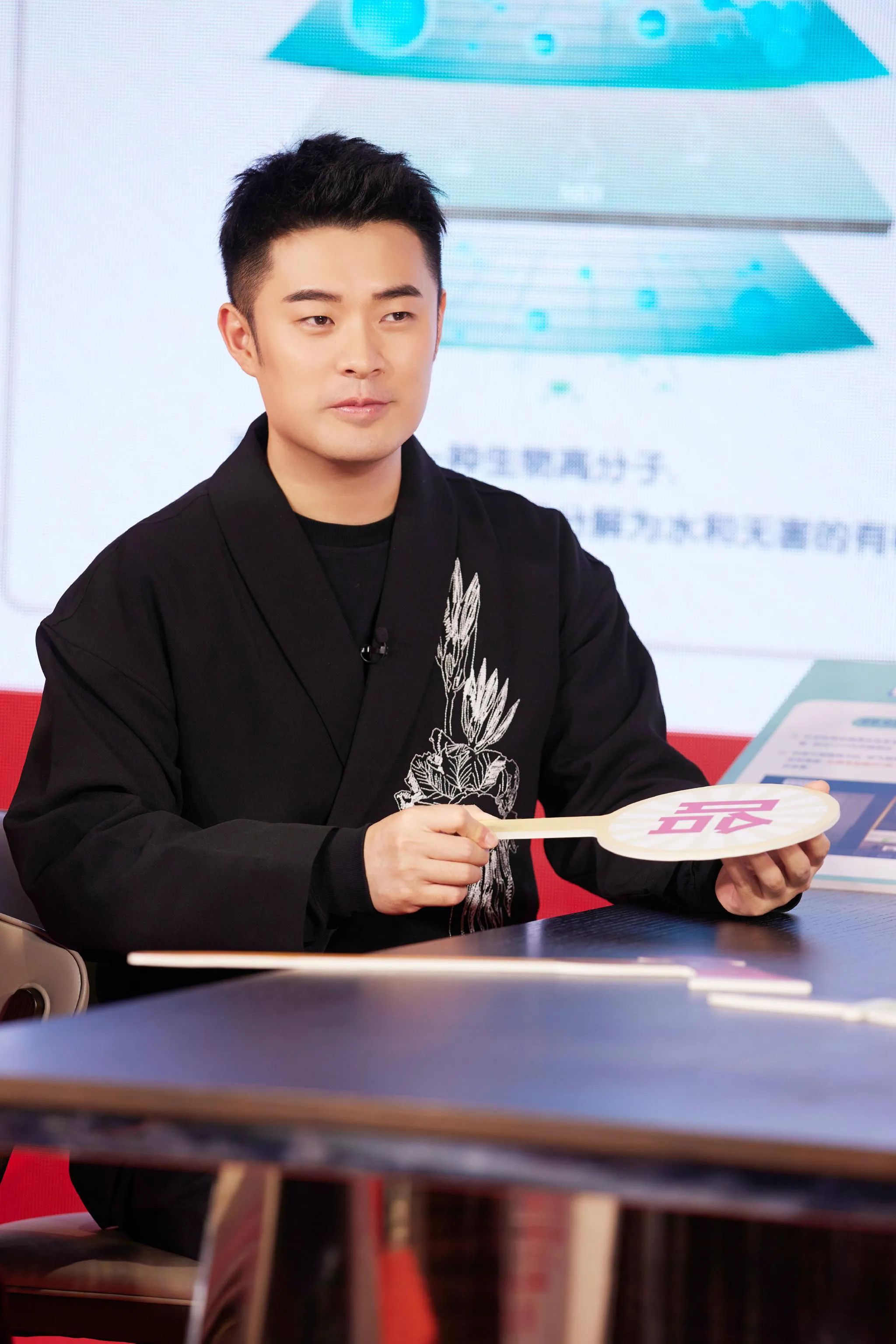 回顾陈赫二婚娶大1岁张子萱婚后连生二胎如今一家四口其乐融融