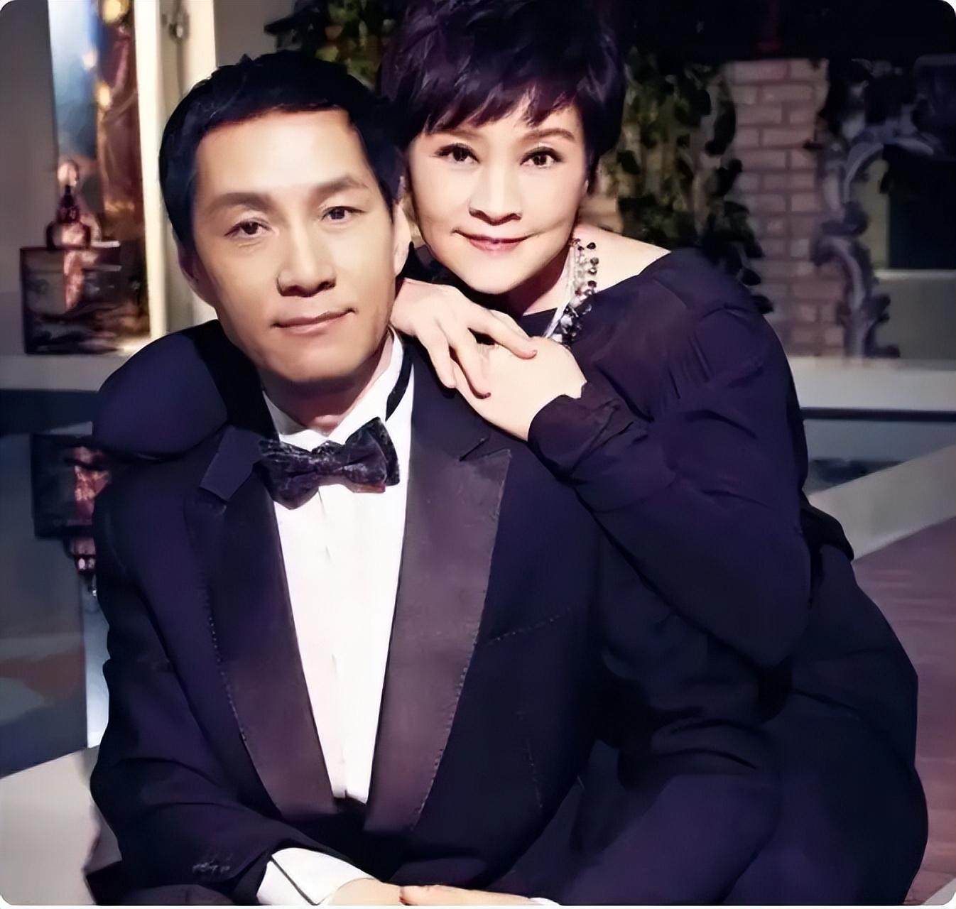 回顾演员冯远征娶二婚梁丹妮相携到白头60岁无儿无女亦无悔