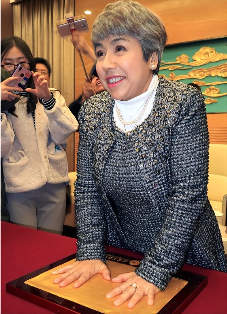 回顾迪里拜尔辉煌背后的泪水与坎坷丧夫后的晚年生活怎样