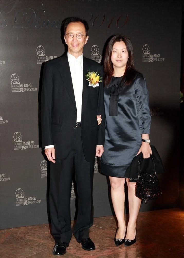 回顾伏明霞嫁大26岁富豪婚后连生三胎如今一家五口其乐融融