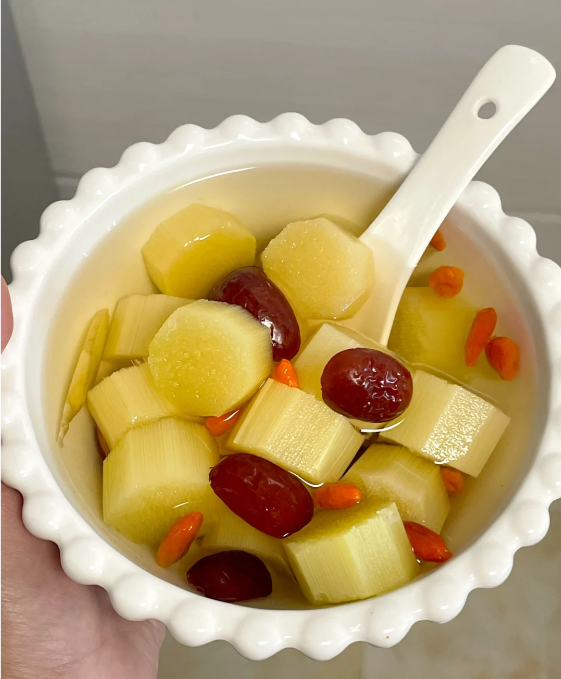 六,甘蔗推荐食谱【甘蔗红枣枸杞水】准备食材:甘蔗,枸杞,红糖,姜片