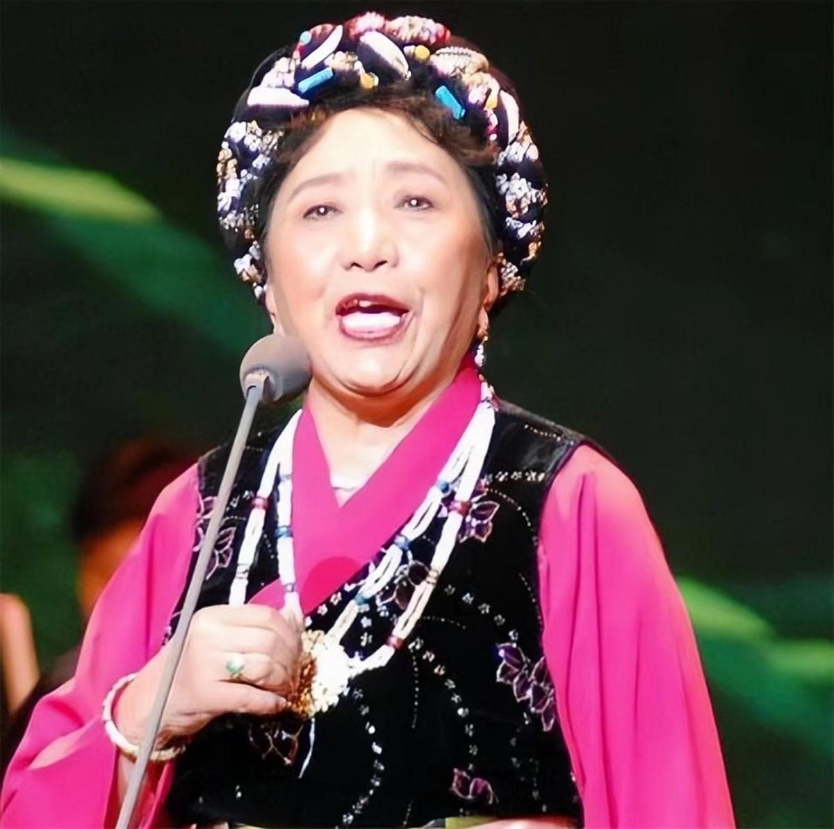 回顾歌唱家才旦卓玛:含泪送别女儿,余生只想做个贤妻良母