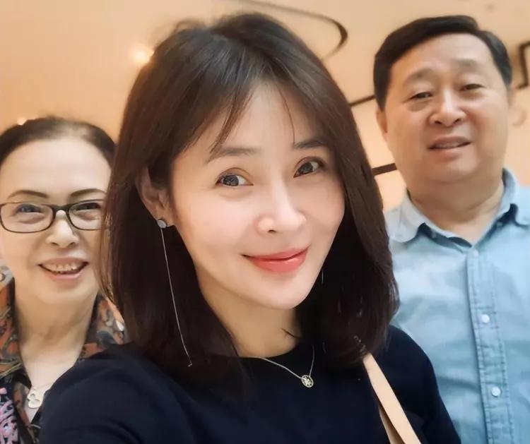 回顾演员于明加相亲嫁圈外老公恩爱十一年生两女被丈夫疼爱