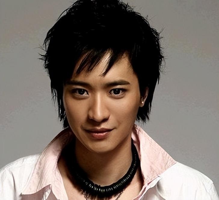 当时的王弢,或许是正处于年轻气盛,脸上长了不少的痘痘,而且还是长发.