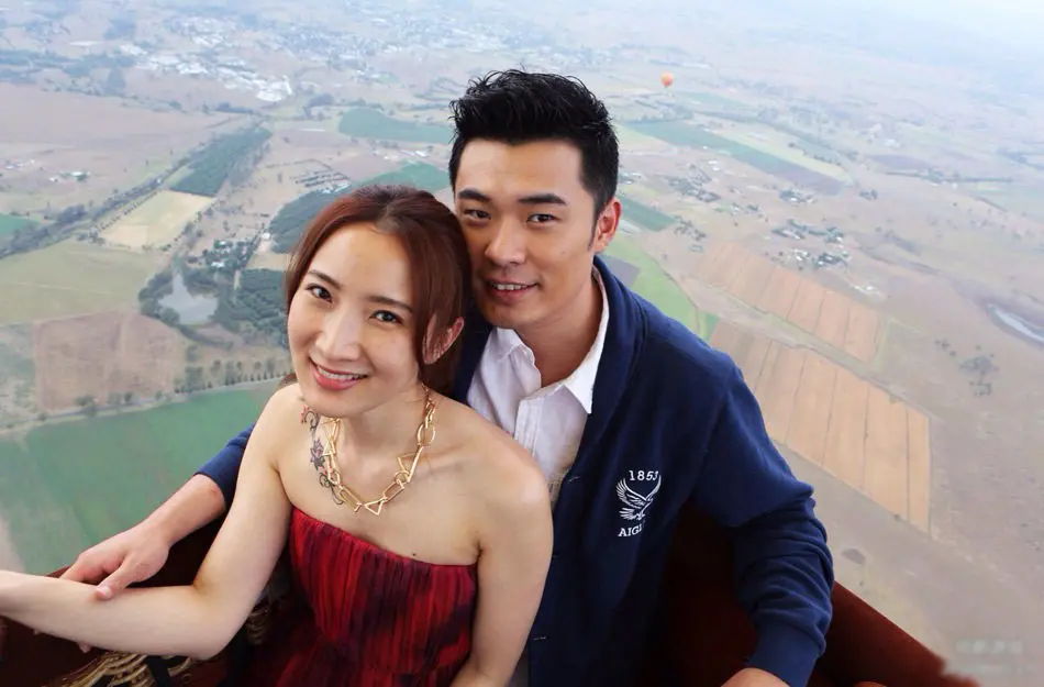回顾陈赫二婚娶大1岁张子萱婚后连生二胎如今一家四口其乐融融