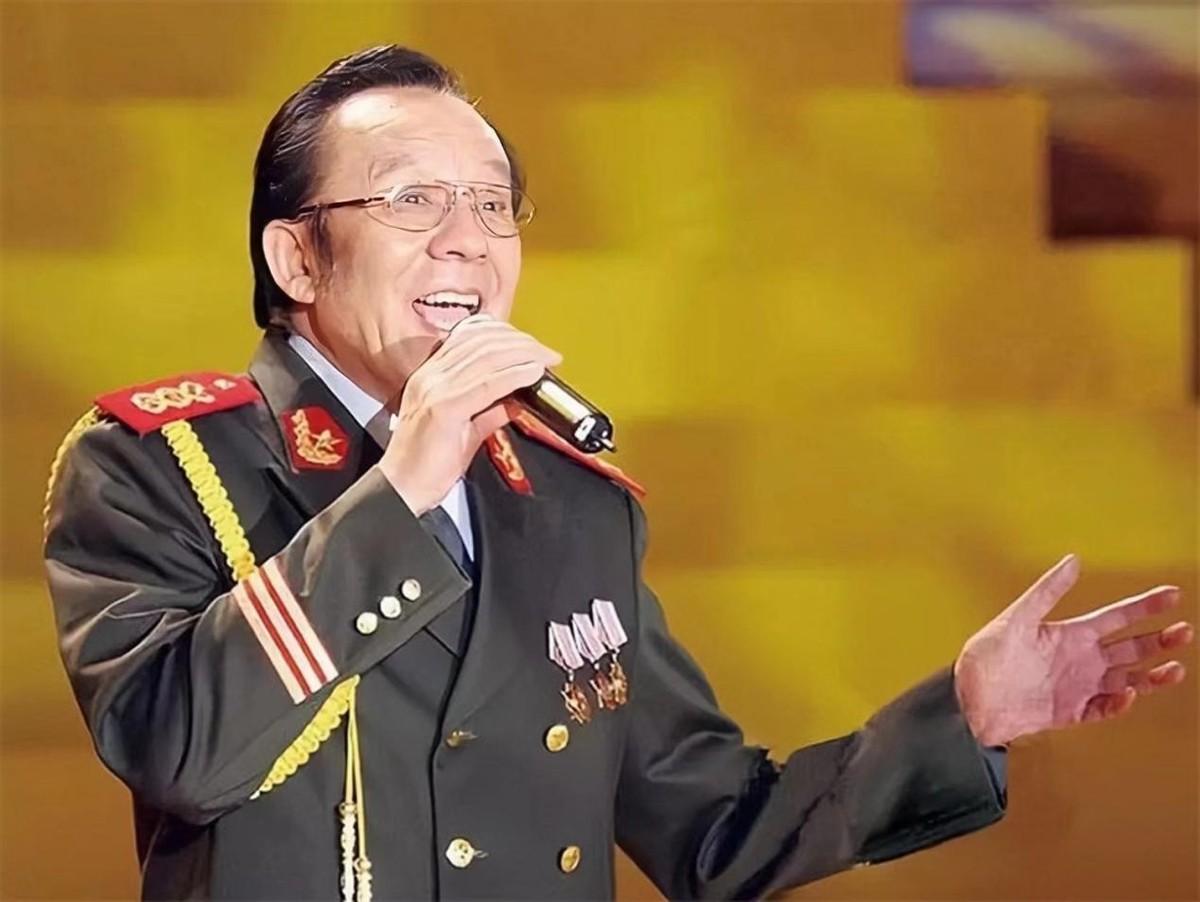 回顾杨洪基31岁娶初恋52岁凭滚滚长江东逝水走红今美满