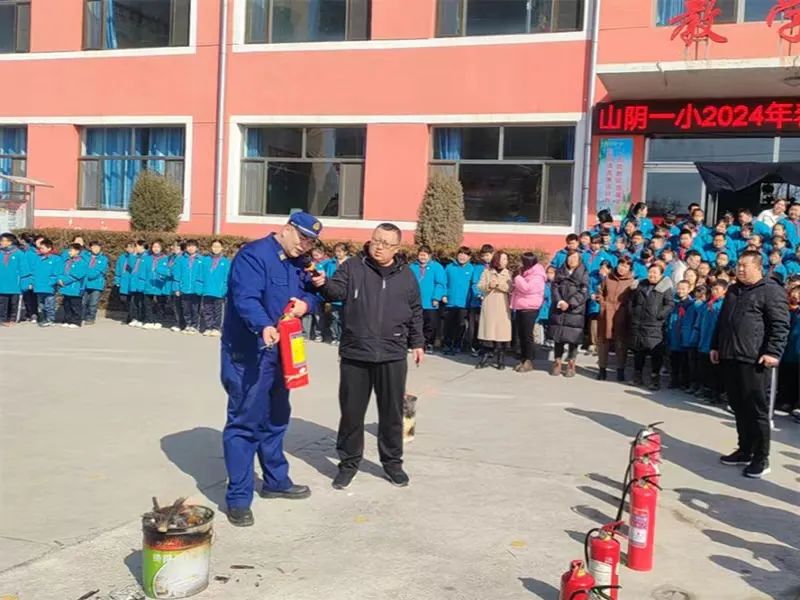 应县应县消防救援大队借助开学契机走进辖区第二中学校