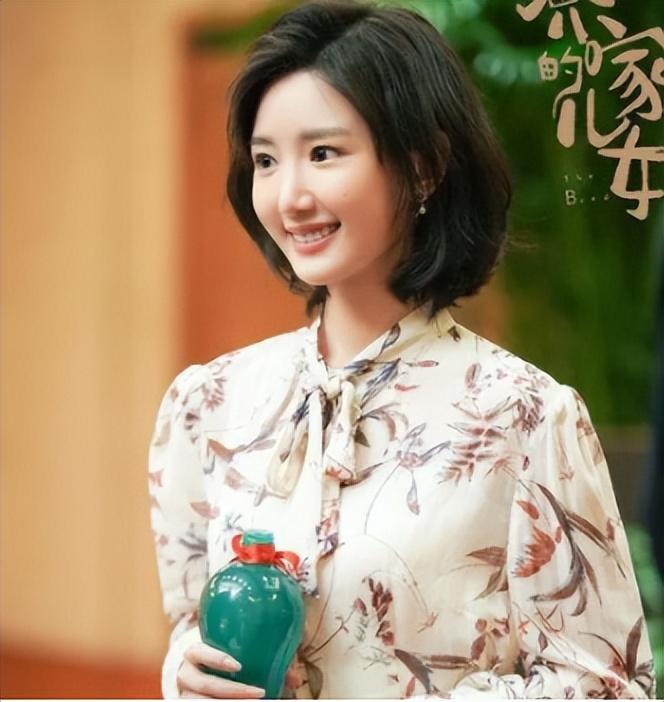 回顾毛晓彤出生被父亲扔进垃圾桶走红后被父亲索要5000万赡养费