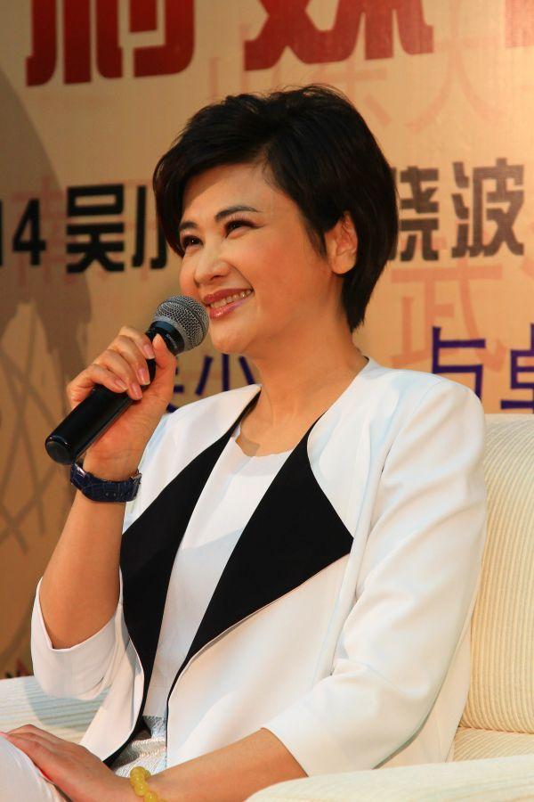 回顾著名主持人吴小莉36岁做妈妈牵挂远在浙江的哥哥和妈妈