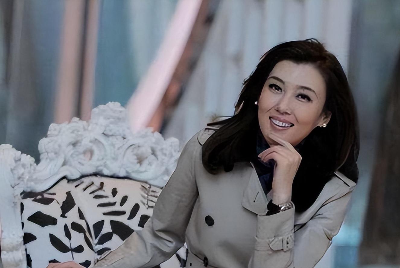 李红:14岁辍学,18岁逃婚,从农村妹到央视一姐,风光背后有辛酸