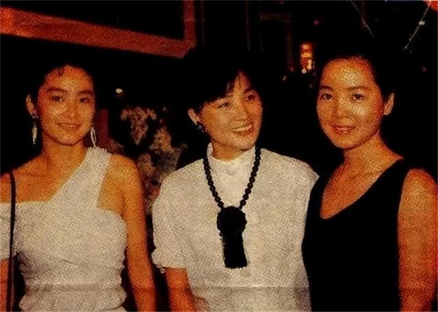 1990年邓丽君和林青霞在海滩偶遇,互相拍了10张照片,今已成绝版