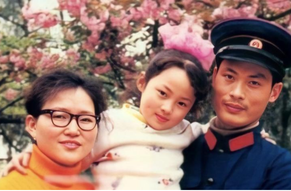 1975年,蒋勤勤出生在重庆.