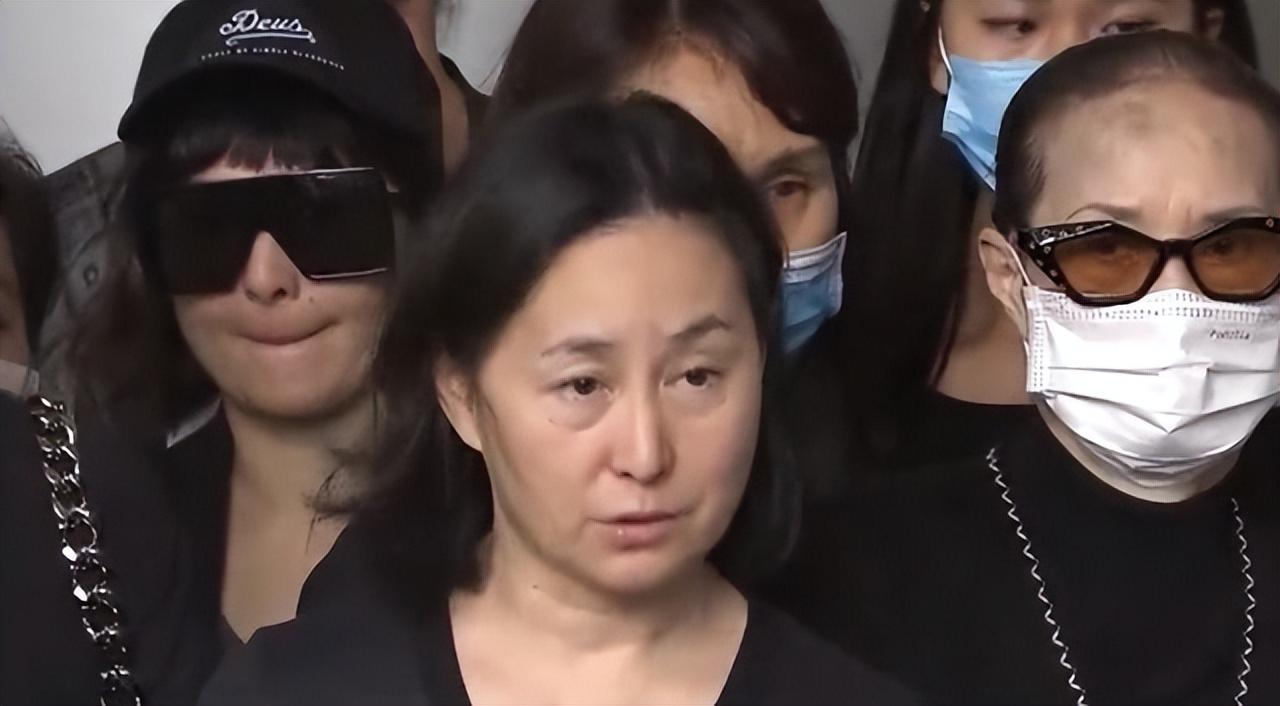 回顾赌王女儿何超琼与陈百强相爱10年被父亲拆散如今60岁仍单身