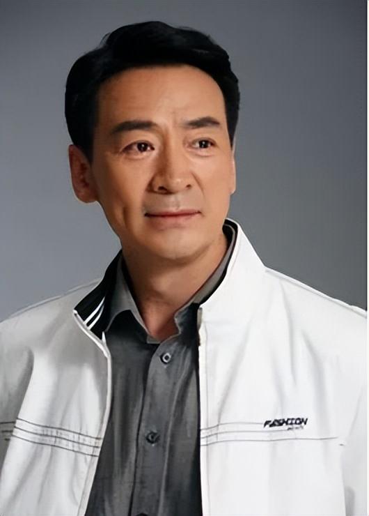 回顾寇振海:三婚娶小21岁娇妻,54岁喜当爹,如今68岁仍不敢老去