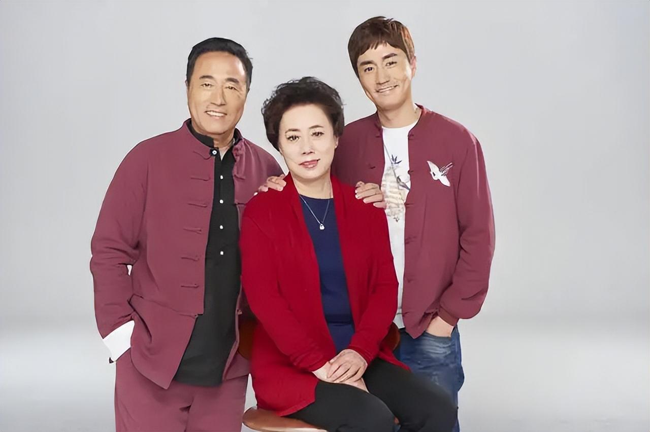 也高兴地不得了,说:立新,跟你在一起,我觉得自己好像又多了个儿子