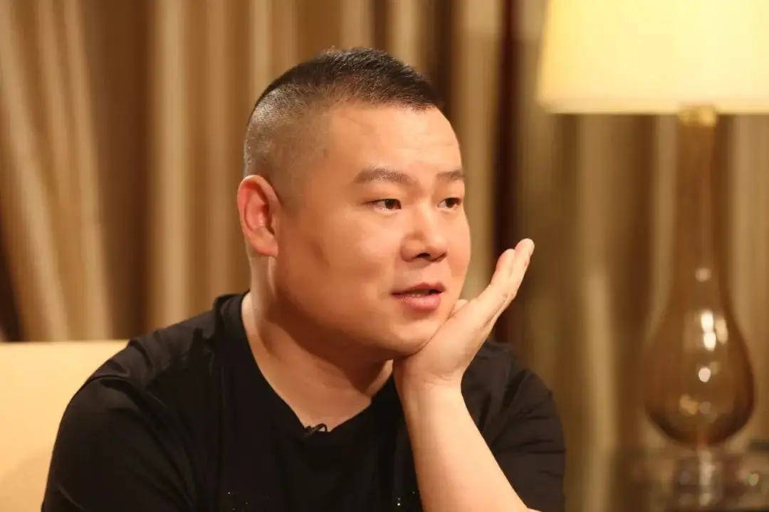 刚到北京时,因为岳云鹏年龄太小,所以很多地方都不收他,好不容易找到