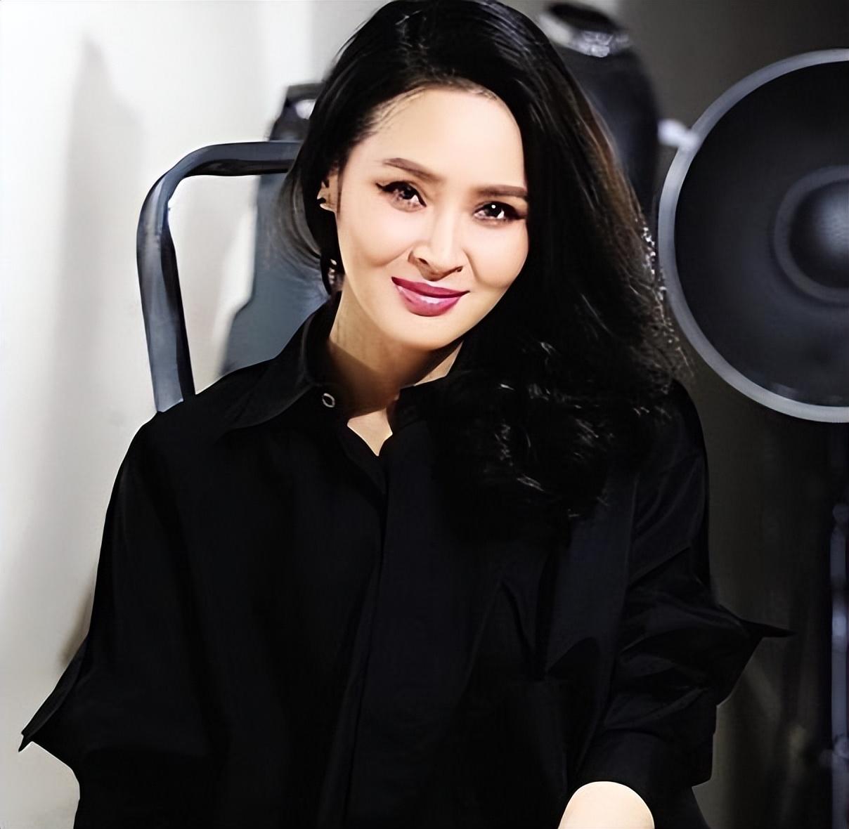 回顾演员于明加相亲嫁圈外老公恩爱十一年生两女被丈夫疼爱