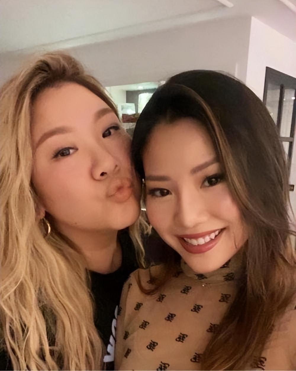 回顾沈殿霞女儿郑欣宜母亲去世父亲再婚继母用爱撑起一个家