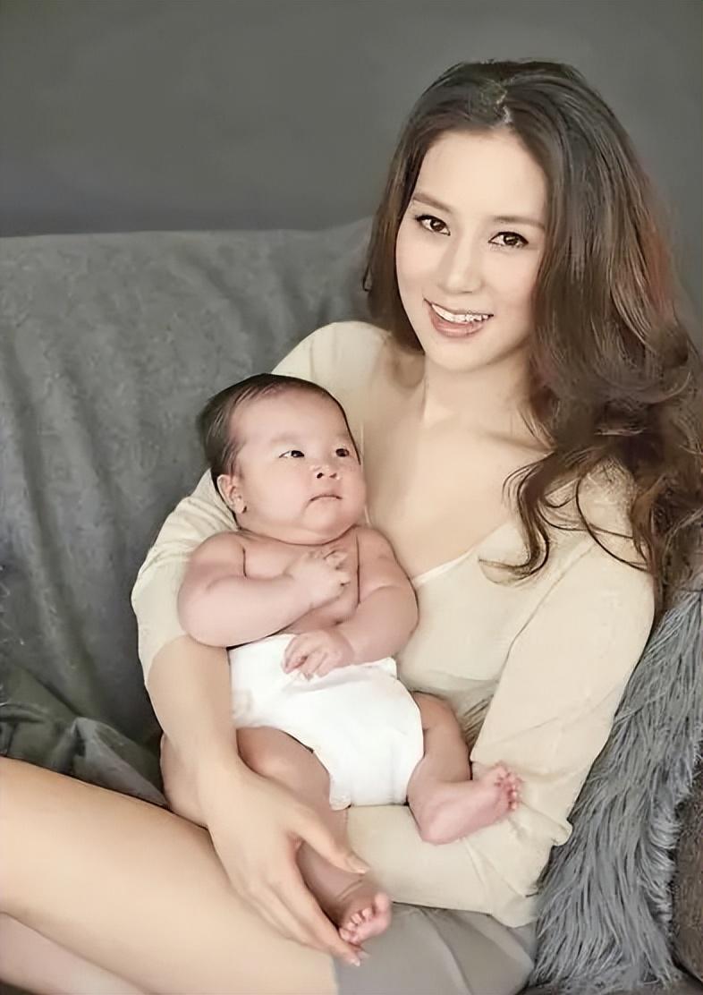 回顾徐子淇之母彭雪芳一手铺就豪门路希望她与李家诚天长地久