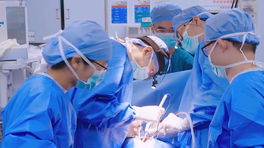 回顾男孩心脏上长肿瘤远赴广州治疗然而医生的话却令人意外