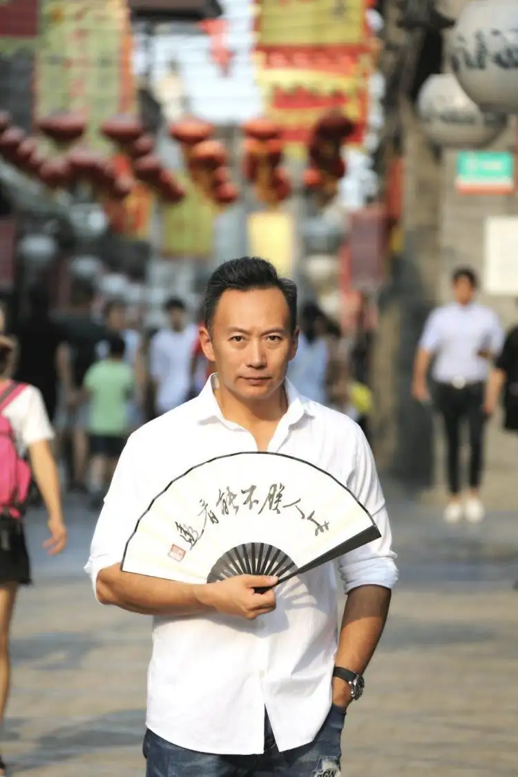 回顾谭江海:和王小骞坚持丁克15年愁坏母亲,41岁意外得子全家高兴