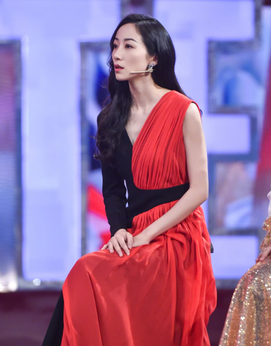 金莎参加前男友结婚的戏份里,为了凸显自己的演技,眼神闪躲笑容僵硬