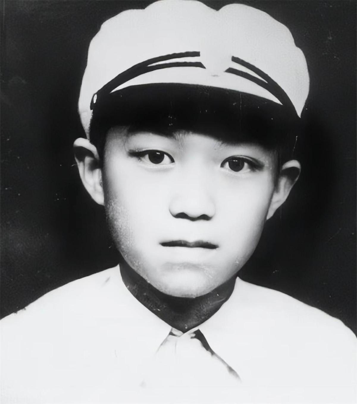 知道了"电影皇后"胡蝶,"女英雄"夏佩珍,"首席小生"高占非……小时候