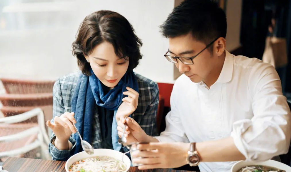 比陈数大5岁,是一位著名的钢琴家,他有过一次婚姻,前妻是黄子珈,两人