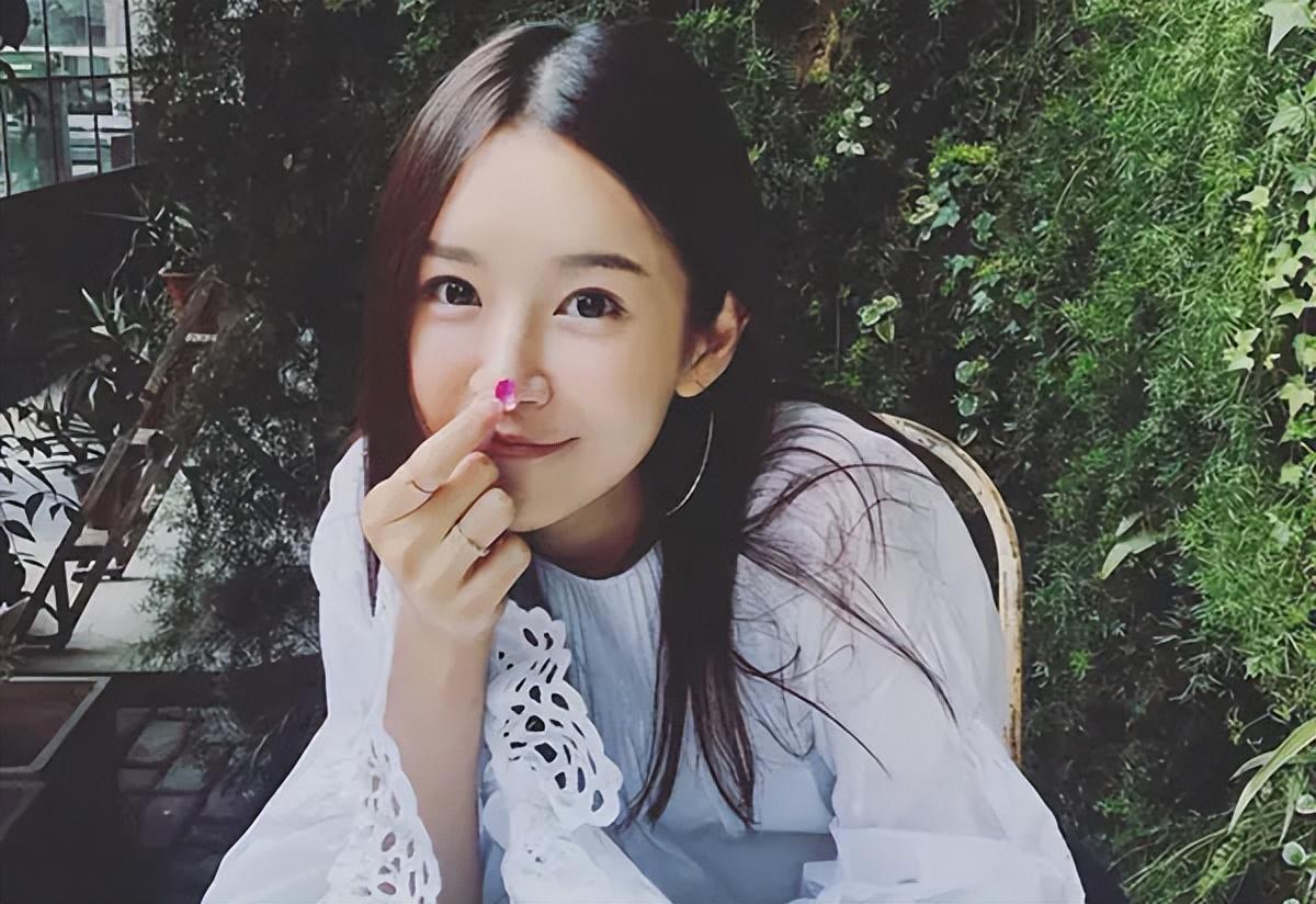 回顾陈赫二婚娶大1岁张子萱婚后连生二胎如今一家四口其乐融融