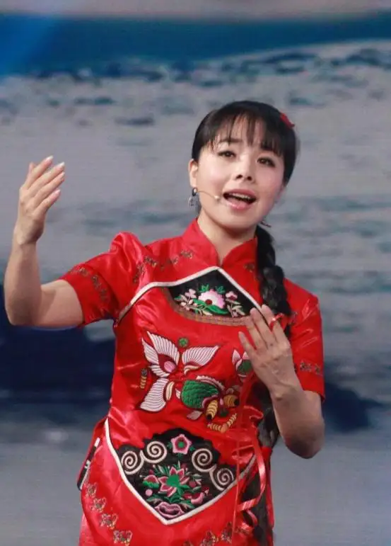 回顾王二妮舍弃百万年薪嫁陕北农村放牛种田为农村公婆盖别墅