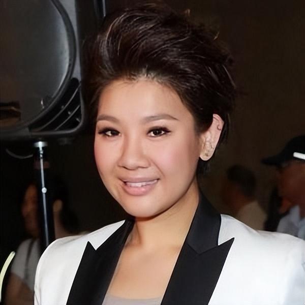 回顾沈殿霞女儿郑欣宜母亲去世父亲再婚继母用爱撑起一个家