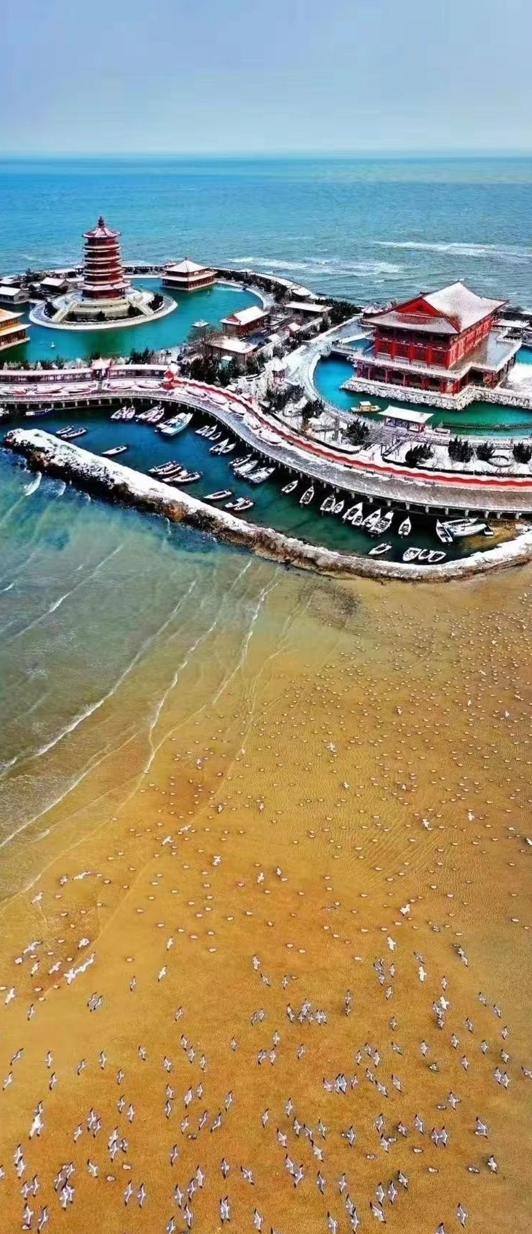 蓬莱仙岛又称"三神山",是山东半岛黄金海岸线一颗璀璨的明珠