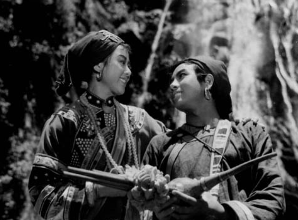 其中有用《芦笙恋歌》中男女主角的故事,影射前妻与姜文.