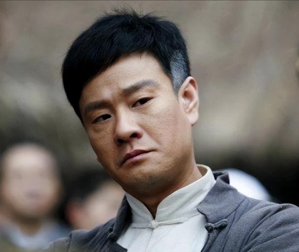 2002年与江珊,钟汉良演绎《千丝万缕》,第二年担纲女主角,与黄晓明方