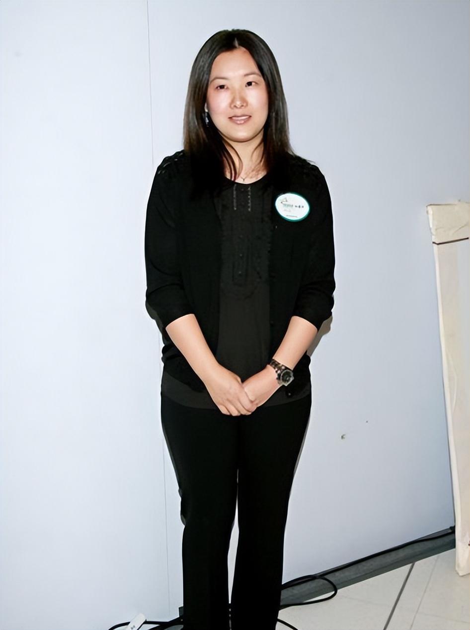 回顾伏明霞嫁大26岁富豪婚后连生三胎如今一家五口其乐融融