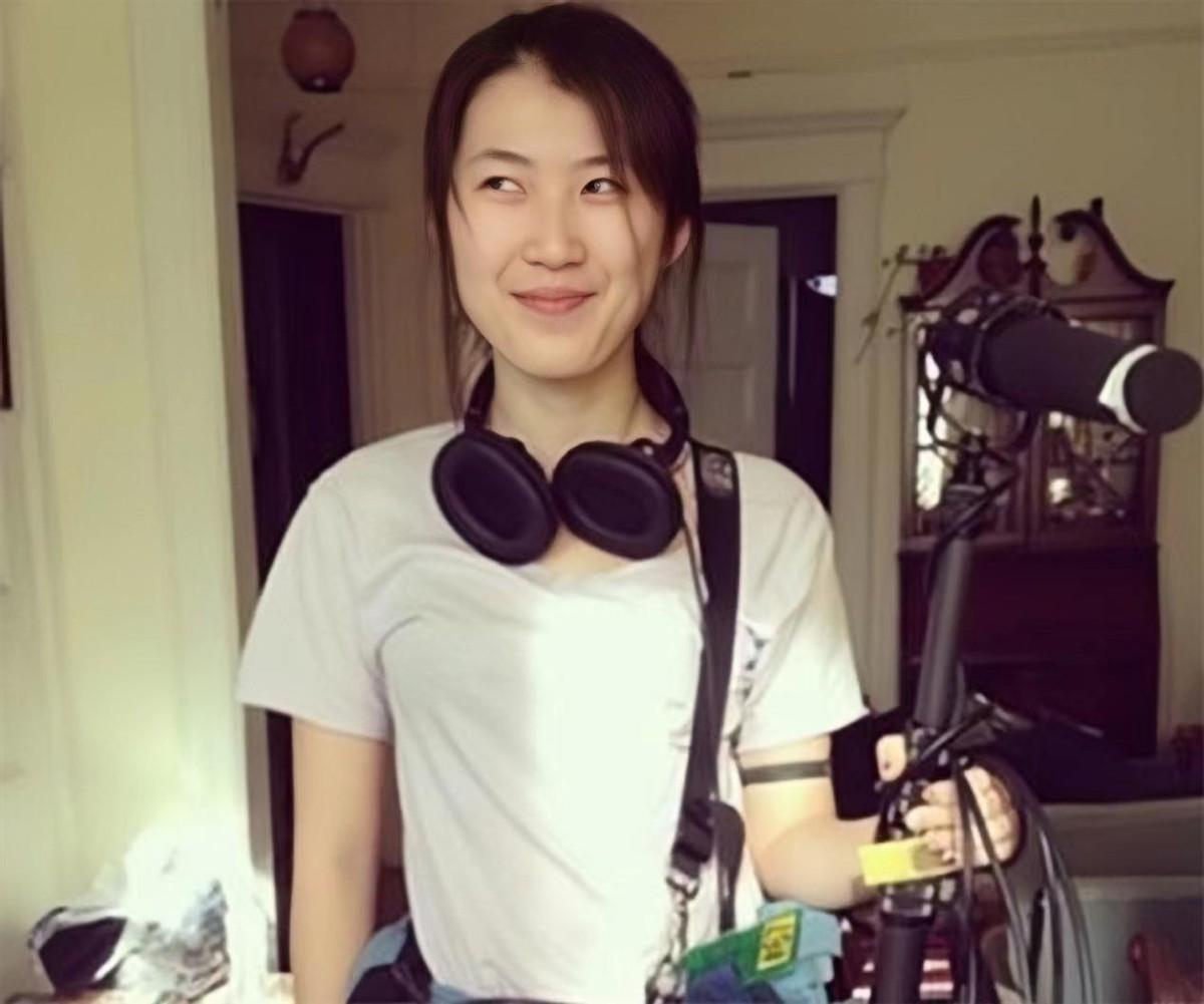 回顾冯小刚前妻张娣23年坚持不嫁全心陪伴女儿今女儿成她骄傲