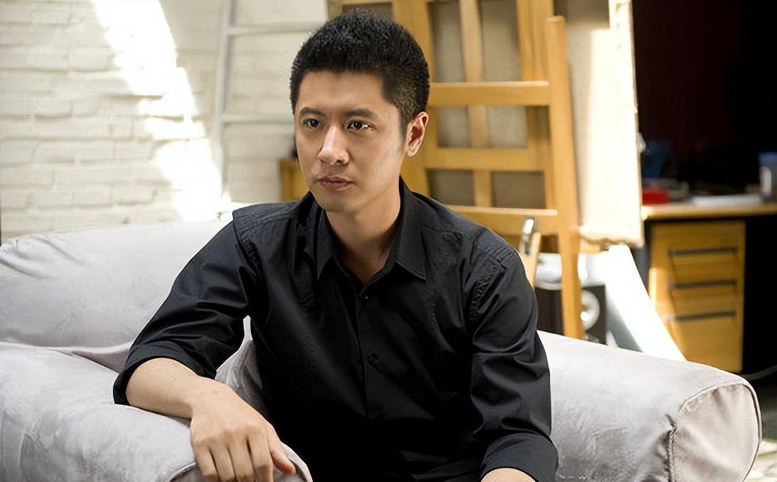 那一年,他参演了赵宝刚导演的电视剧,这是任重第一次担任主要角色.