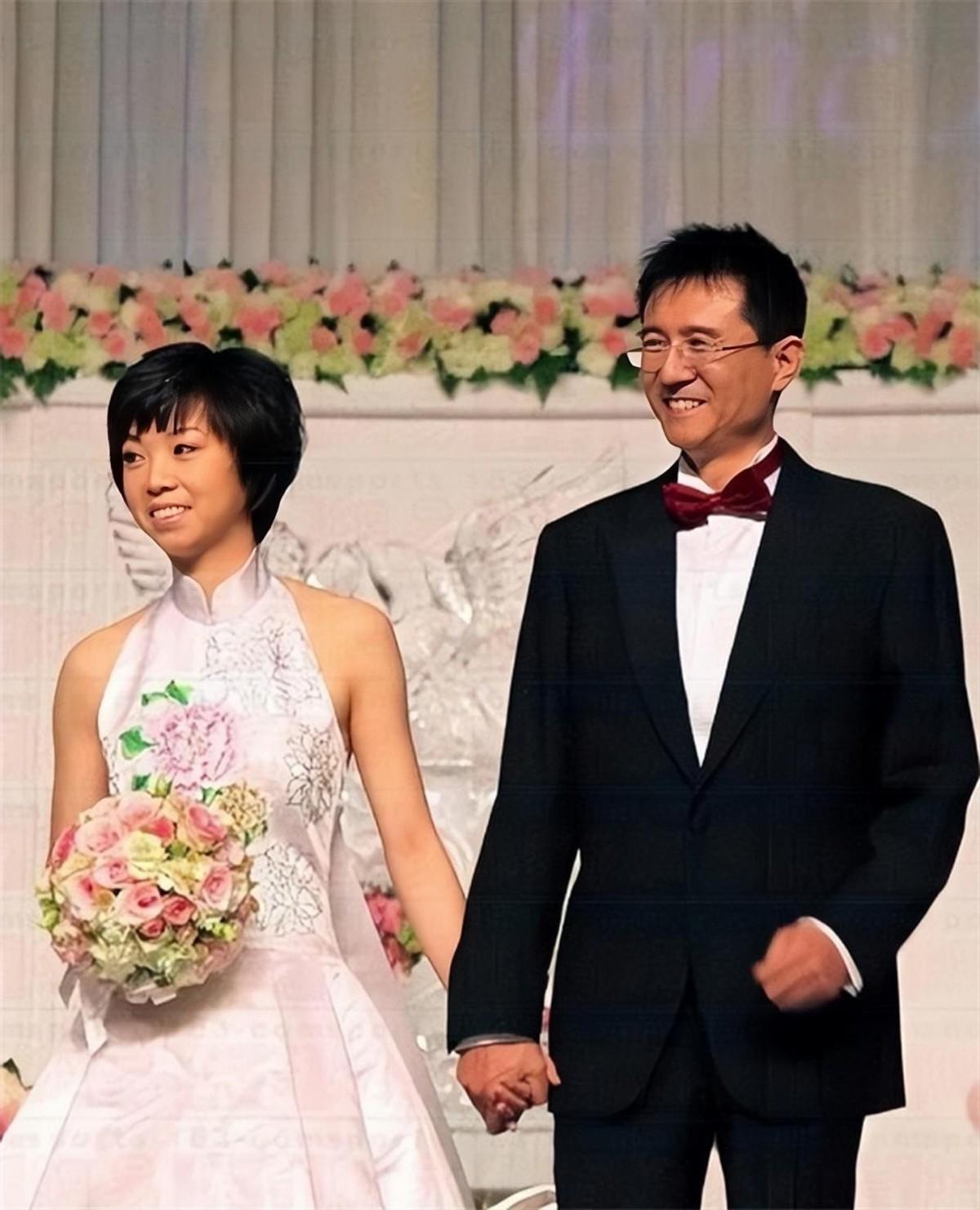 回顾再看徐威才明白他当年为何离开袁立娶世界冠军张怡宁