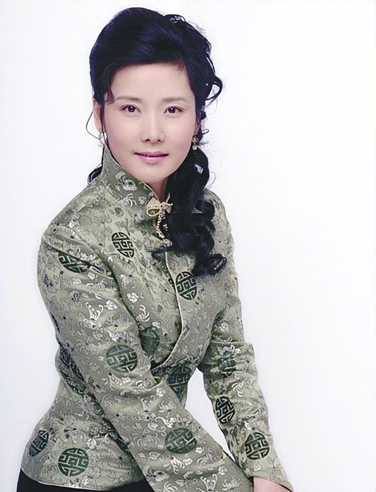 回顾何赛飞和丈夫坚持丁克10年愁怀婆婆36岁意外生子全家乐开怀