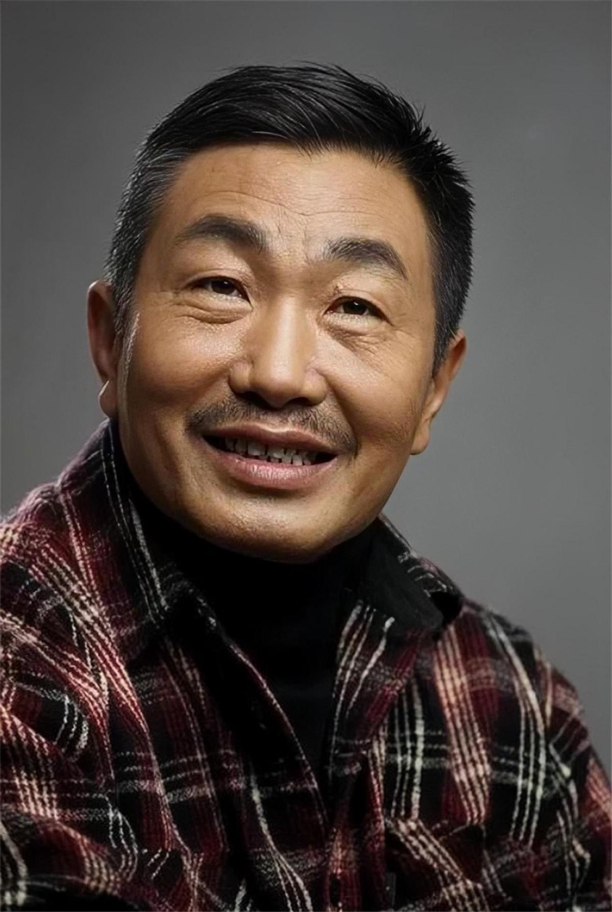 1961年的初秋,哈尔滨的家属院里,4岁的杜源见到了扎着辫子的范小春.