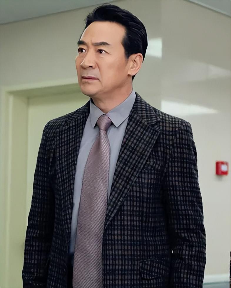 回顾寇振海三婚娶小21岁娇妻54岁喜当爹如今68岁仍不敢老去