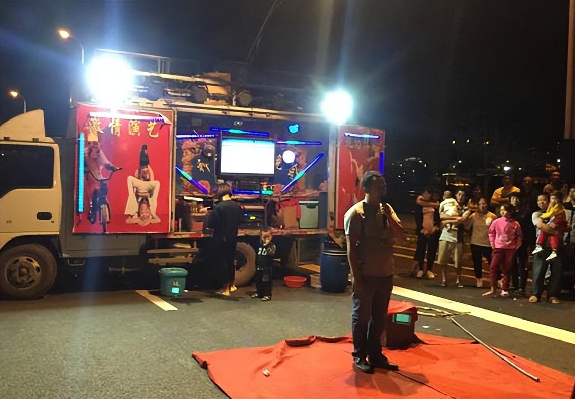 2018年,一档综艺节目邀请黄开宁和阿财前往表演.