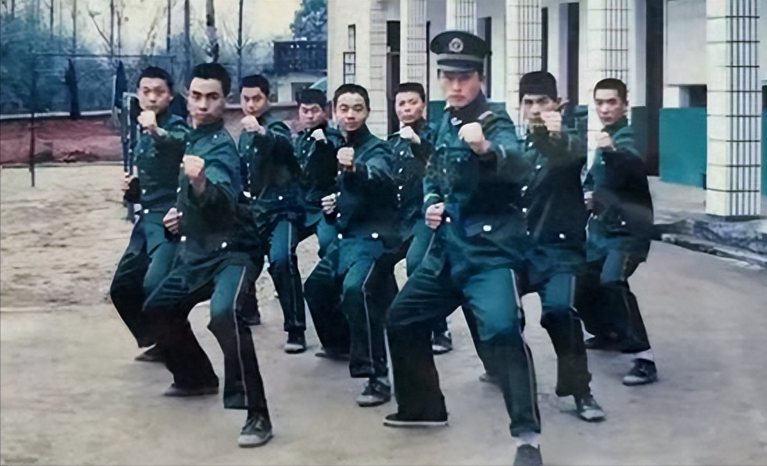 回顾女孩郑崧芳被35位武警爸爸呵护长大背后故事令人感动