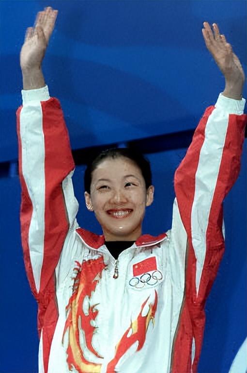 回顾伏明霞嫁大26岁富豪婚后连生三胎如今一家五口其乐融融