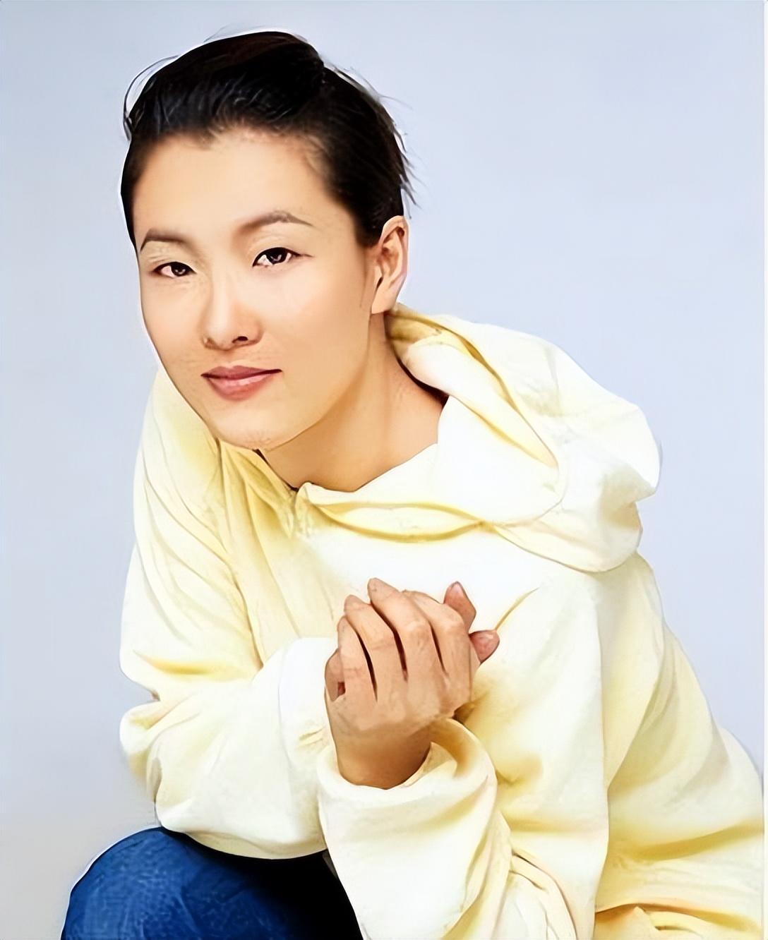 回顾伏明霞嫁大26岁富豪婚后连生三胎如今一家五口其乐融融