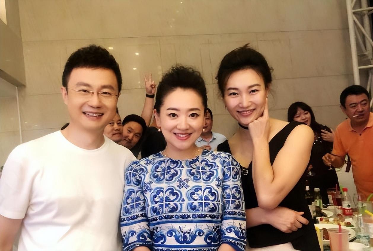 除去春妮,李梓萌,王淏以及刚强都是央视知名主持人,再加上是同学,所以